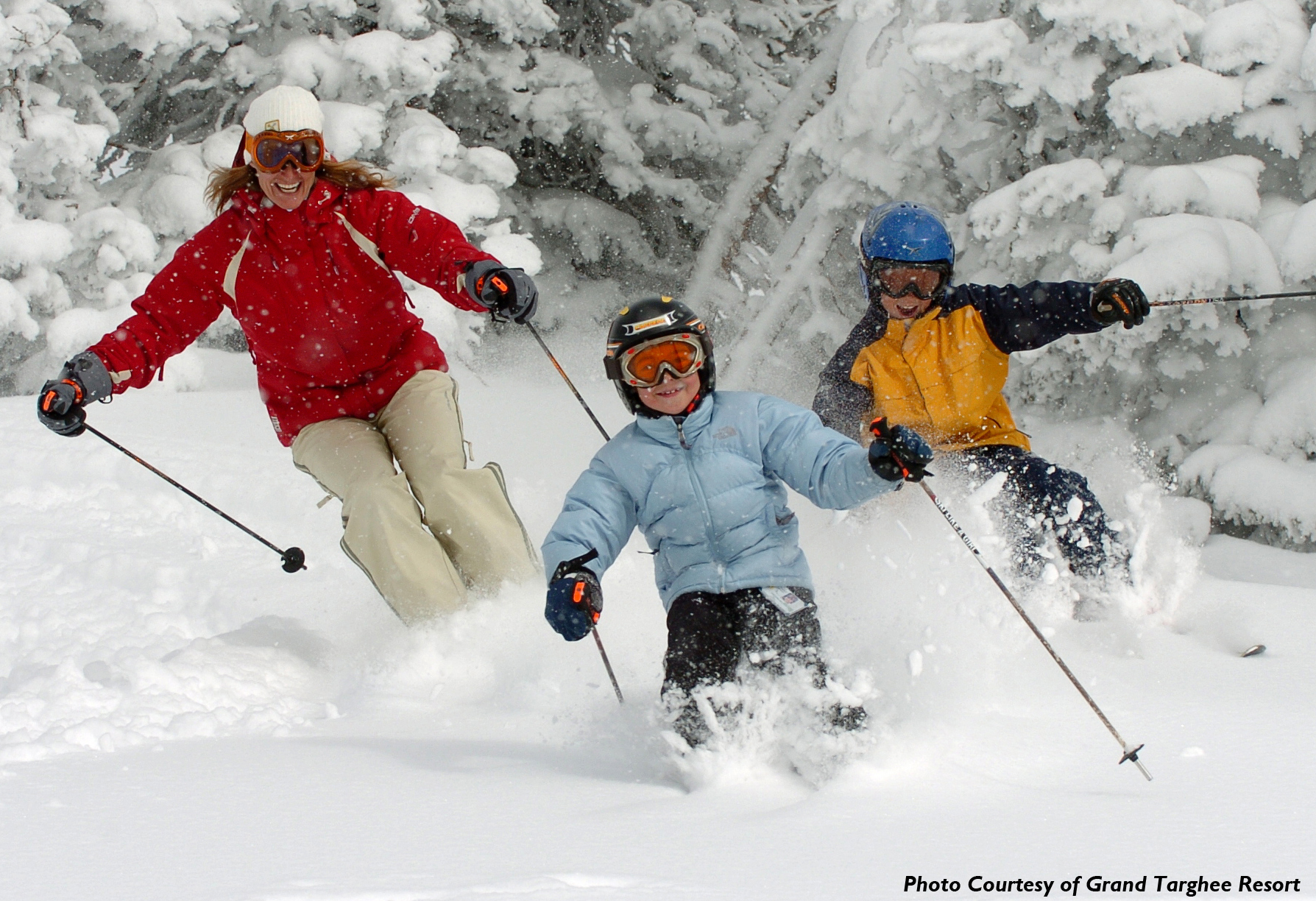 Увлекается катанием на лыжах. Катание на лыжах. Лыжи зимой. Семья катается на лыжах. Кататься на лыжах зимой.