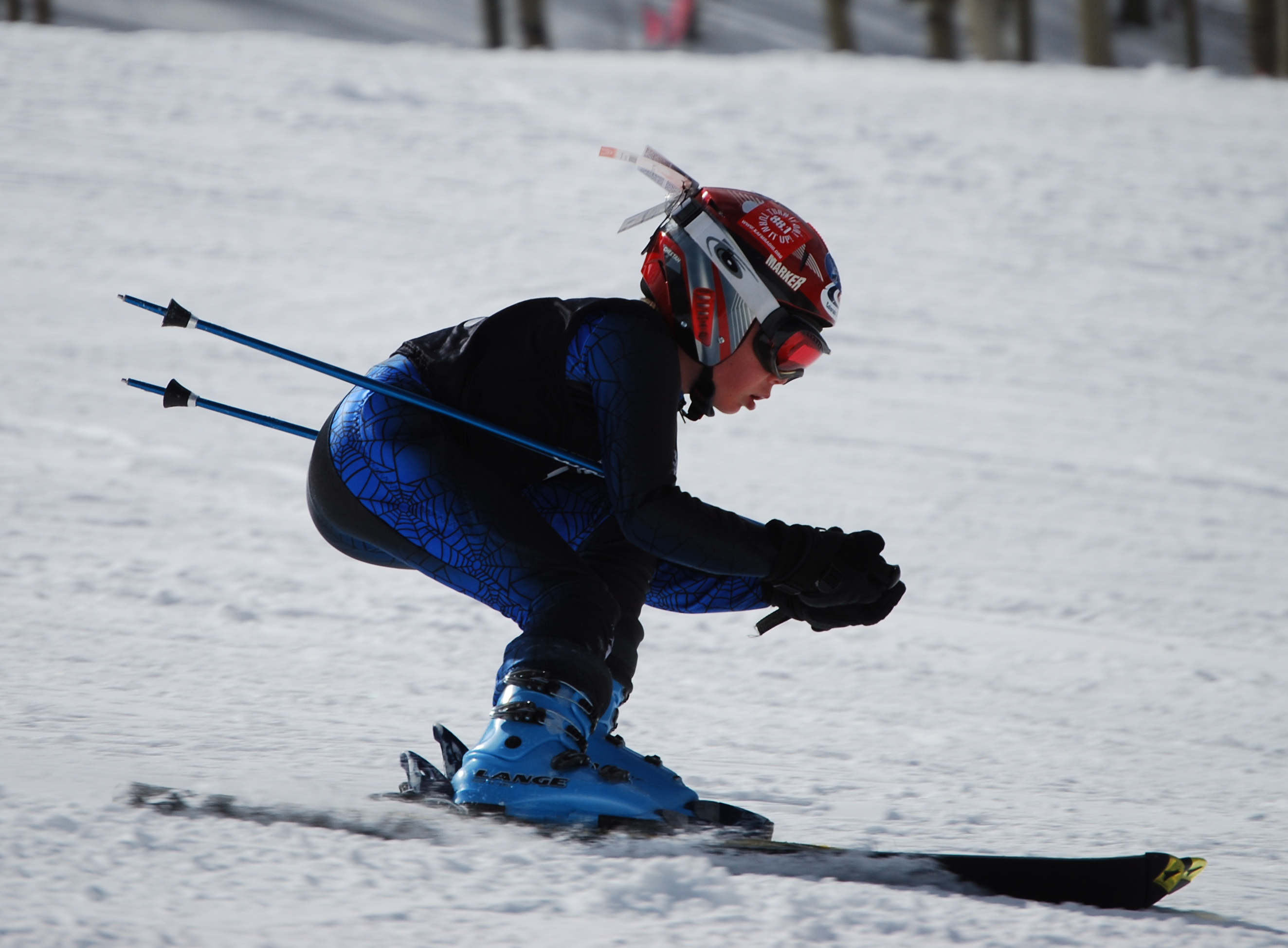 Маленькие лыжники. Маленький лыжник. Лыжники школьники. Лыжный спорт спуски с гор. Горнолыжный спорт дети.